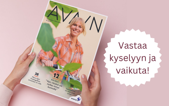 Kuvassa näkyvät naisen kädet, jotka pitelevät Avain-lehteä. Kuvassa lukee: Vastaa kyselyyn ja vaikuta!