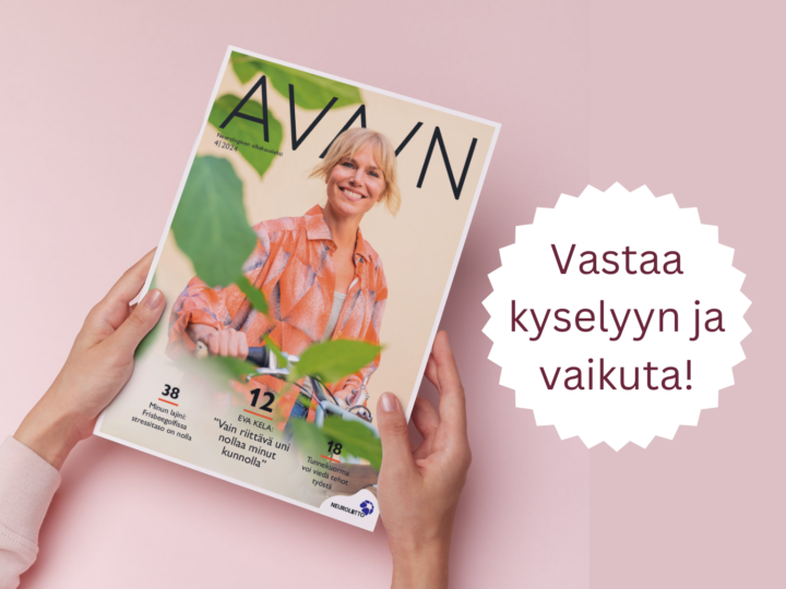 Kuvassa näkyvät naisen kädet, jotka pitelevät Avain-lehteä. Kuvassa lukee: Vastaa kyselyyn ja vaikuta!